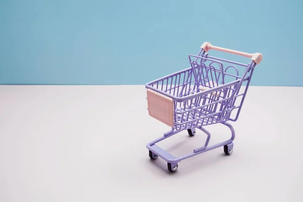 Lila Einkaufswagen Mit Leerzeichen Auf Blauem Und Rosa Hintergrund — Stockfoto