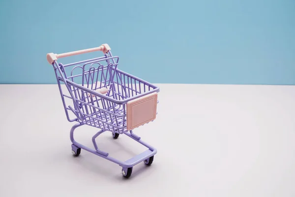 Lila Einkaufswagen Mit Leerzeichen Auf Blauem Und Rosa Hintergrund — Stockfoto