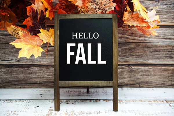 Kartónový Stojan Hello Fall Textovou Zprávou Podzimním Javorovým Listem Dekorace — Stock fotografie