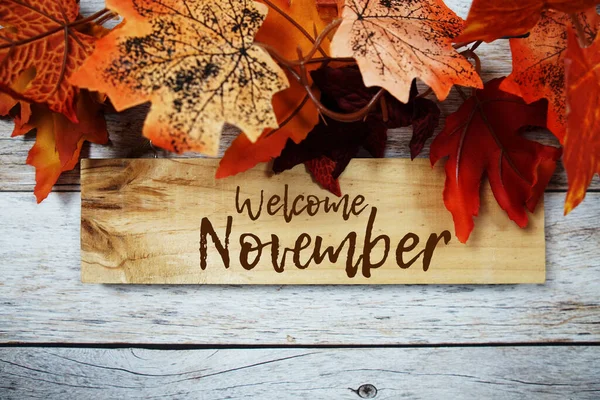 Witamy Listopad Wiadomość Tekstowa Napisana Tablicy Znamionowej Wiszące Jesiennych Liści — Zdjęcie stockowe