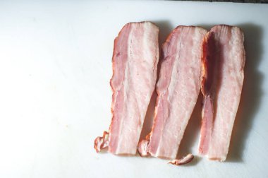 Tavada kızartılmış domuz pastırması, seçici bir odak noktası.