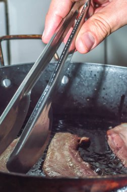 Tavada kızartılmış domuz pastırması, seçici bir odak noktası.