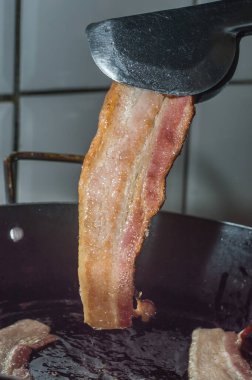 Tavada kızartılmış domuz pastırması, seçici bir odak noktası.