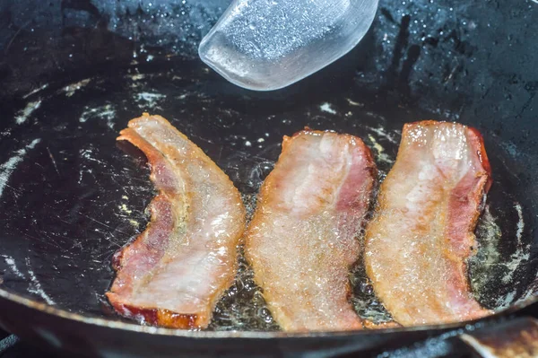 Skivad Bacon Tallrik Med Äggröra Och Kopp Kaffe Sidan — Stockfoto