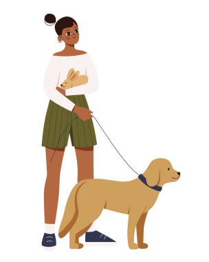 Ayakta duran ve kollarında tavşan ve tasmalı bir köpek tutan bir kadın. Evcil hayvan sevgisi kavramı. Tasarım ögesi beyaz arkaplanda izole edildi. Düz vektör.