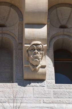 Yapı dekorasyonu olarak gargoyle suratını buruşturur