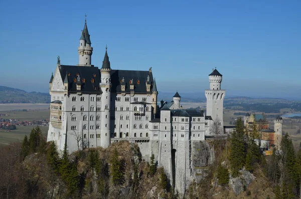 Castelo Neuschwanstein em luz do sol brilhante — Fotografia de Stock