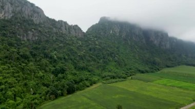 Tayland kırsalında sisli tepenin havadan görünüşü