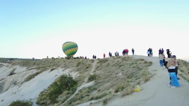 Volando Globo Aerostático Sobre Valle Capadocia Gente Observando Paisaje Capadocia — Vídeos de Stock