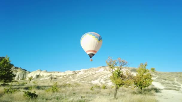 Pasabag Völgy Vagy Pasabaglari Szabadtéri Múzeum Hőlégballon Tündérkémények Felett Cappadociában — Stock videók