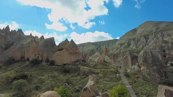 Zelve Openluchtmuseum Cappadocië Turkije Oktober 2021 Oude Rotsblokken Gehouwen Sprookjesschoorstenen — Stockvideo