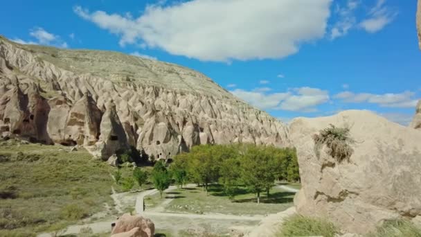 Zelve Openluchtmuseum Cappadocië Turkije Oktober 2021 Oude Rotsblokken Gehouwen Sprookjesschoorstenen — Stockvideo