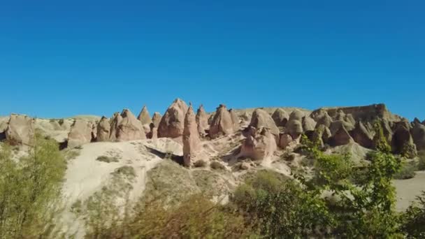 Kapadokya Türkiye Güneşli Bir Günde Perili Bacaların Yan Manzarası Peri — Stok video