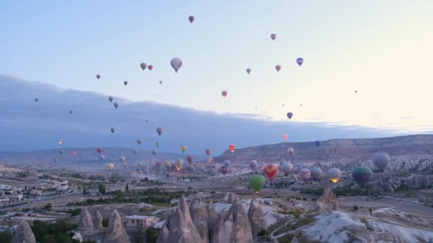 Voando Balões Quente Sobre Chaminés Fadas Nascer Sol Capadócia Turquia — Vídeo de Stock