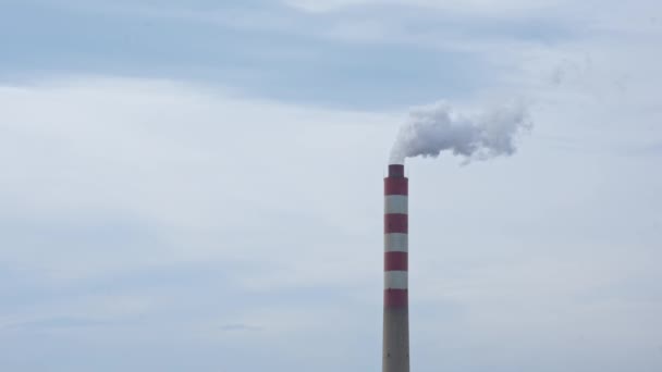 Fabrikschornstein Aus Dem Rauch Quillt Fabrikrohr Verschmutzt Die Luft Einem — Stockvideo