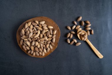 Servis kurulunda fıstıklar var. Betonda kavrulmuş fıstık, taş kaplama. Düz yerde, üst tarafta. Sağlıklı, lezzetli atıştırmalıklar..