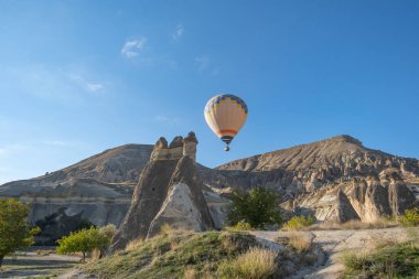 Pasabag Vadisi veya Keşiş Vadisi, Türkiye 'nin Kapadokya kentindeki Zelve Açık Hava Müzesi' nde peri bacaları ve sıcak hava balonu. Cappadocia 'da peri bacası olarak bilinen mantar şekilli kayalar.