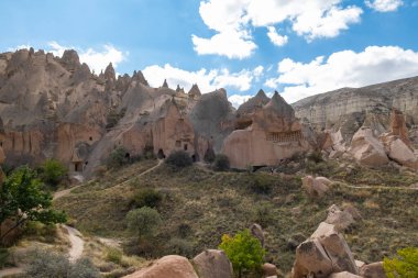 Kapadokya, Türkiye 'de Zelve Açık Hava Müzesi - Ekim 2021. Kiliseler ve evler, Kapadokya 'daki Zelve Açık Hava Müzesi' nde kayalara oyulmuş. Eski peri bacaları. Peri bacaları, seçici odak.