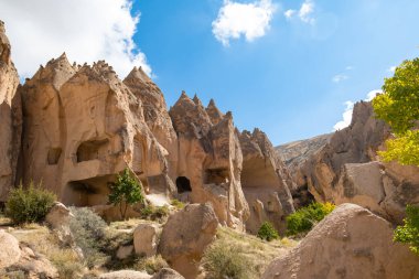Kapadokya, Türkiye 'de Zelve Açık Hava Müzesi - Ekim 2021. Kiliseler ve evler, Kapadokya 'daki Zelve Açık Hava Müzesi' nde kayalara oyulmuş. Eski peri bacaları. Peri bacaları, seçici odak.