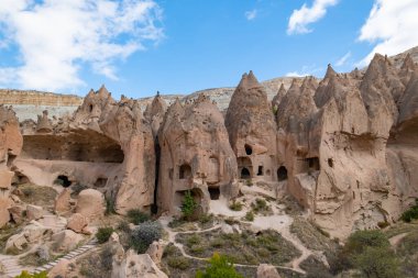 Kapadokya, Türkiye 'de Zelve Açık Hava Müzesi - Ekim 2021. Kiliseler ve evler, Kapadokya 'daki Zelve Açık Hava Müzesi' nde kayalara oyulmuş. Eski peri bacaları. Peri bacaları, seçici odak.