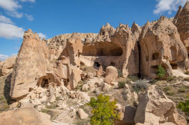 Kapadokya, Türkiye 'de Zelve Açık Hava Müzesi - Ekim 2021. Kiliseler ve evler, Kapadokya 'daki Zelve Açık Hava Müzesi' nde kayalara oyulmuş. Eski peri bacaları. Peri bacaları, seçici odak.