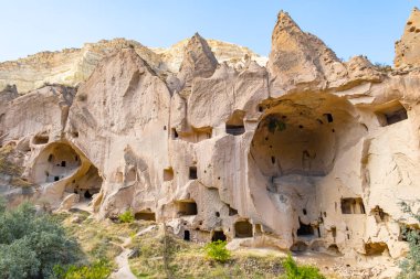 Kapadokya, Türkiye 'de Zelve Açık Hava Müzesi - Ekim 2021. Kiliseler ve evler, Kapadokya 'daki Zelve Açık Hava Müzesi' nde kayalara oyulmuş. Eski peri bacaları. Peri bacaları, seçici odak.