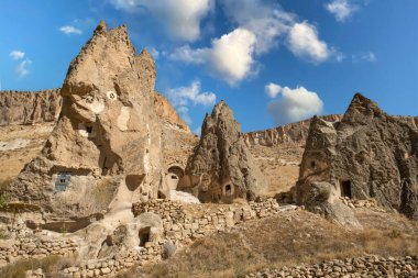 Kapadokya Vadisi, Türkiye 'deki peri bacaları. Cappadocia 'da peri bacası olarak bilinen mantar şekilli kayalar. Kayalara oyulmuş eski kiliseler ve evler.