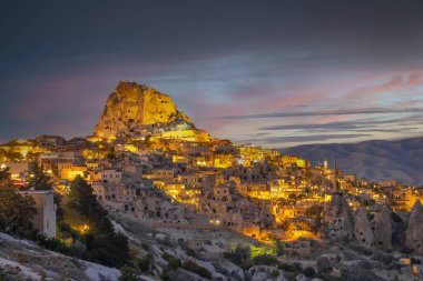 Kapadokya 'nın Pigeon Valley kentindeki Uchisar Kalesi. Uchisar Kalesi turistler için çok popüler bir yerdir. Güvercin vadisindeki peri bacaları. Doğal kayalar, peri bacaları. Seçici odak.