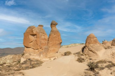 Devrent Valley ve Türkiye 'nin Kapadokya kentindeki peri bacaları. Devrent Valley, Kapadokya 'nın en popüler turistik yerlerinden biridir. Deve şeklinde kaya ya da peri bacası. Seçici odak.