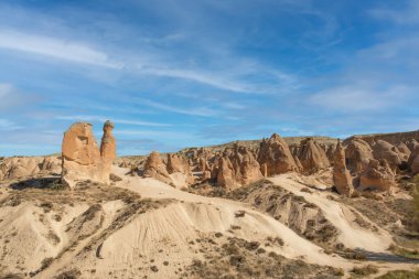 Devrent Valley ve Türkiye 'nin Kapadokya kentindeki peri bacaları. Devrent Valley, Kapadokya 'nın en popüler turistik yerlerinden biridir. Deve şeklinde kaya ya da peri bacası. Seçici odak.