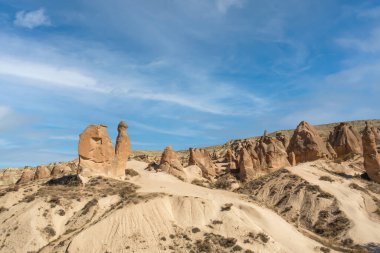 Devrent Valley ve Türkiye 'nin Kapadokya kentindeki peri bacaları. Devrent Valley, Kapadokya 'nın en popüler turistik yerlerinden biridir. Deve şeklinde kaya ya da peri bacası. Seçici odak.