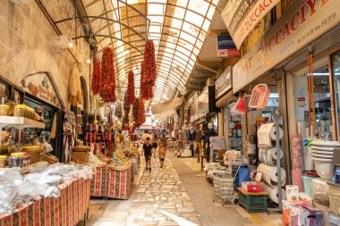 Uzun Carsi olarak bilinen Uzun Pazar ve Hatay, Türkiye 'deki tarihi çeşme - Ekim 2021. Hatay, Türkiye 'de geleneksel pazar yeri. Seçici odak.