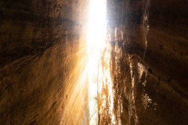Samandağ 'daki Titus tüneli, Hatay, Türkiye - Ekim 2021. Titus tüneli Türkiye 'nin Hatay kentinde antik Roma döneminden kalma bir binadır..