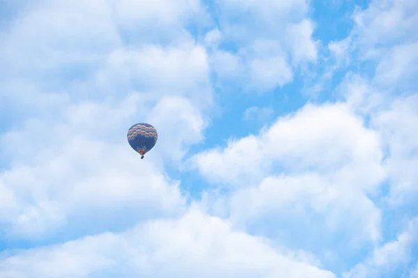 Latający Balon Błękitne Tło Nieba Kapadocji Turcji Latanie Balonem Ogrzane — Zdjęcie stockowe