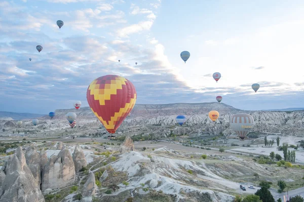 Balony Ogrzane Powietrze Latają Niebieskie Niebo Tło Rano Kapadocja Turcja — Zdjęcie stockowe