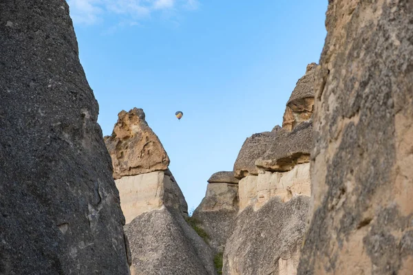土耳其卡帕多西亚塞尔夫露天博物馆的帕萨巴格山谷或僧侣谷 仙女烟囱和热气球 卡帕多西亚被称为仙女烟囱的蘑菇状岩石 — 图库照片