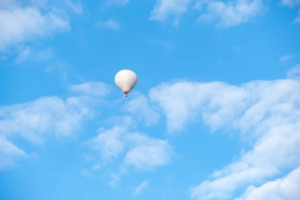 Luchtballon Vliegen Blauwe Lucht Achtergrond Cappadocia Turkije Vliegen Met Een — Stockfoto