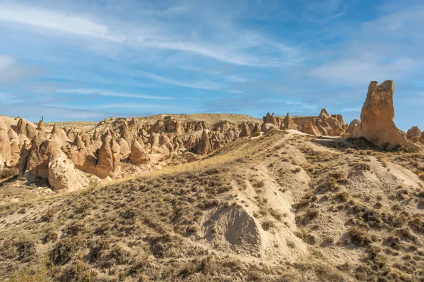 Devrent Valley ve Türkiye 'nin Kapadokya kentindeki peri bacaları. Devrent Valley, Kapadokya 'nın en popüler turistik yerlerinden biridir. Doğal kayalar, peri bacaları. Seçici odak.