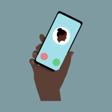 Akıllı telefonlu siyah bir el. Telefon var. Gelen arama. Ekrandaki kızla iletişim simgesi. Mavi arkaplan.