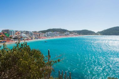 Güzel mavi okyanus ve gökyüzü Arraial do Cabo, Rio de Janeiro - Brezilya