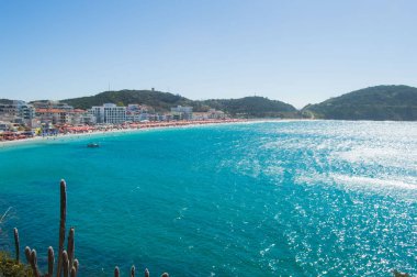 Güzel mavi okyanus ve gökyüzü Arraial do Cabo, Rio de Janeiro - Brezilya