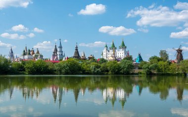 İzmailovo 'daki Kremlin Kalesi ve Rusya' nın Moskova kentindeki Serebryano-Vinogradny göletindeki yansıması.