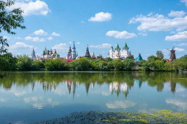 İzmailovo 'daki Kremlin Kalesi ve Rusya' nın Moskova kentindeki Serebryano-Vinogradny göletindeki yansıması.