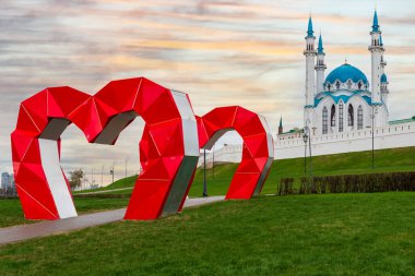 Kırmızı Herts önde, Kazan Kremlin ise arka planda mavi kubbeleri olan beyaz camide.