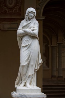 Rusya 'nın Pavlovsk kentindeki Gonzaga Galerisinde kışın mermer alegorik heykeli