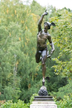 Pavlovsk, Rusya 'da Roma tanrısı Merkür' ün heykeli