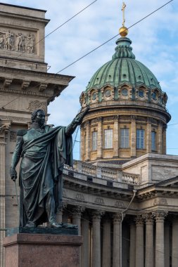 Rusya 'nın Saint Petersburg kentindeki Kazan Katedrali yakınlarındaki XIX yüzyıllık Kutuzov' un seçkin ve efsanevi Rus komutanının anıtı.