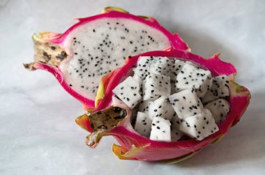 Yarım porsiyon pitaya ya da meyve hamuru dilimlenmiş ejderha meyvesi.