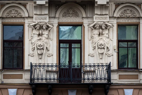 Vintage Balcony Decoratind Beautiful Cariatides Saint Petersburg Russia — Stockfoto