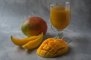 Lezzetli dilimlenmiş mango ve cam bardakta mango suyuyla hayat